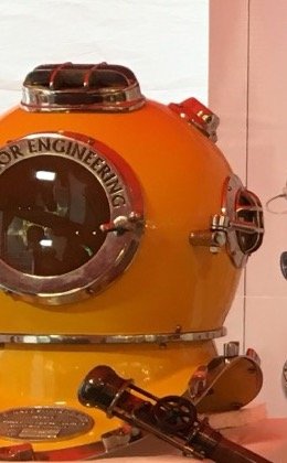 Decorative diving helmet in painted finish